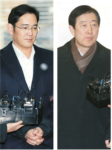 이재용 삼성전자 부회장(왼쪽)이 26일 오전 서울 강남구 대치동 특별검사 사무실로 들어서고 있다. 지난 17일 구속된 뒤 다섯번째 소환이다. 특검은 이 부회장을 상대로 박근혜 대통령에 대한 뇌물공여 의혹에 대한 막바지 보강수사를 벌였다. 이날 오후에는 최지성 삼성 미래전략실장(오른쪽)도 특검에 소환됐다.    연합뉴스